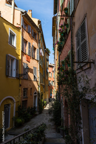 Ruelle colorée et ancienne du quartier du Vieux-Nice © Ldgfr Photos