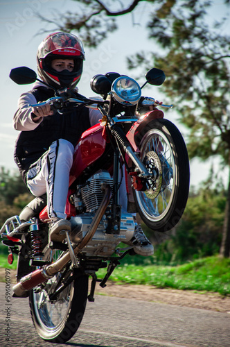haciendo willy chico en moto 
