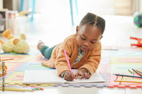 Fotografía Working on her magnum opus. a little girl relaxing and drawing.