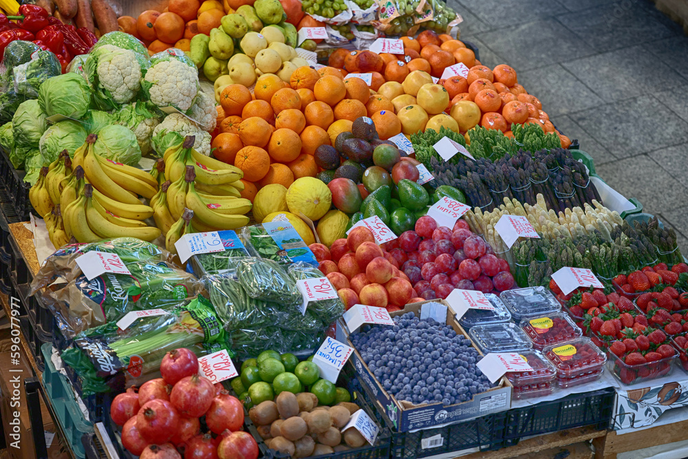Smaczne owoce i warzywa na sprzedaż ma straganie w hali targowej - obrazy, fototapety, plakaty 