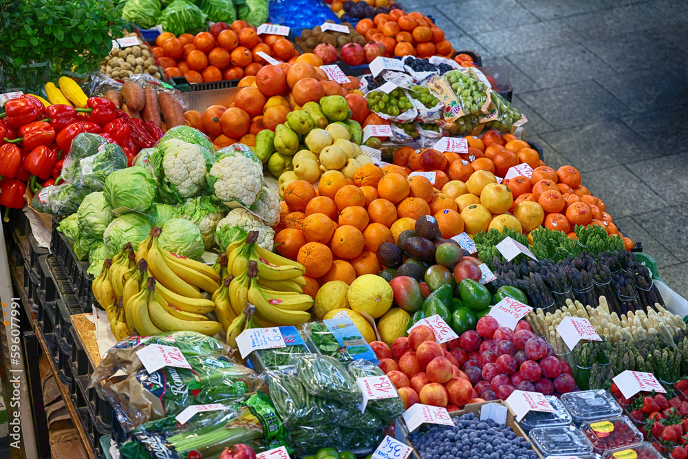 Obraz na płótnie Smaczne owoce i warzywa na sprzedaż ma straganie w hali targowej w salonie