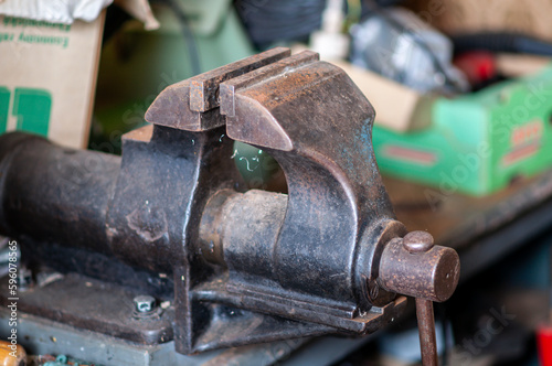 Fotografie Old iron vice in the workshop on the workbench.
