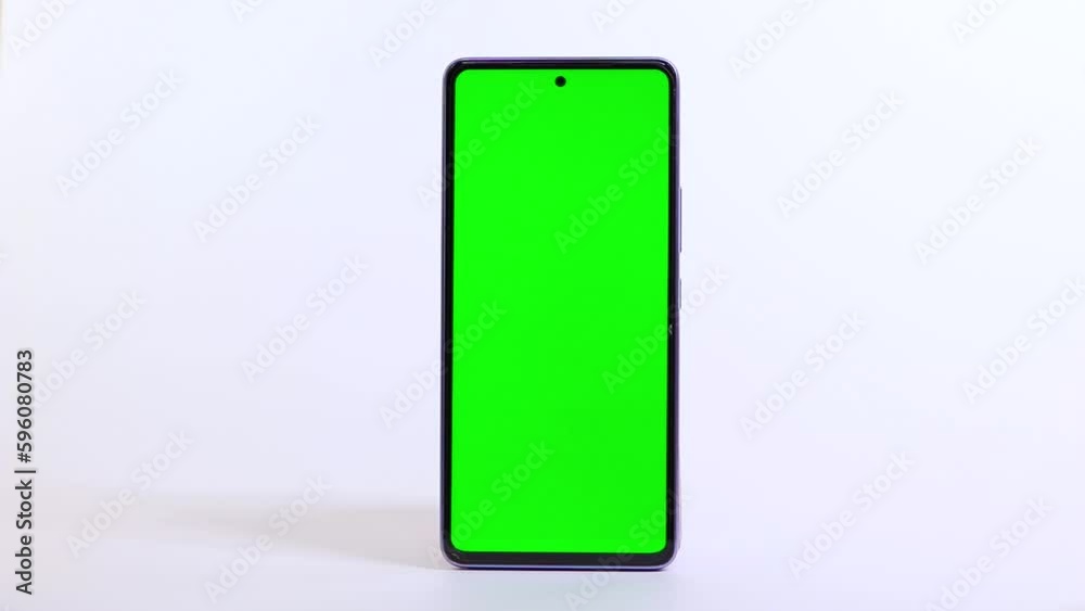 Celular con pantalla verde, sin funda y fondo blanco