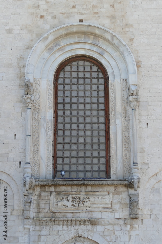 Bari, Basilica San Nicola, particolare architettonico, finestra esterna