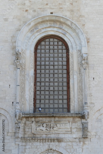 Bari, Basilica San Nicola, particolare architettonico, finestra esterna © Franxuc