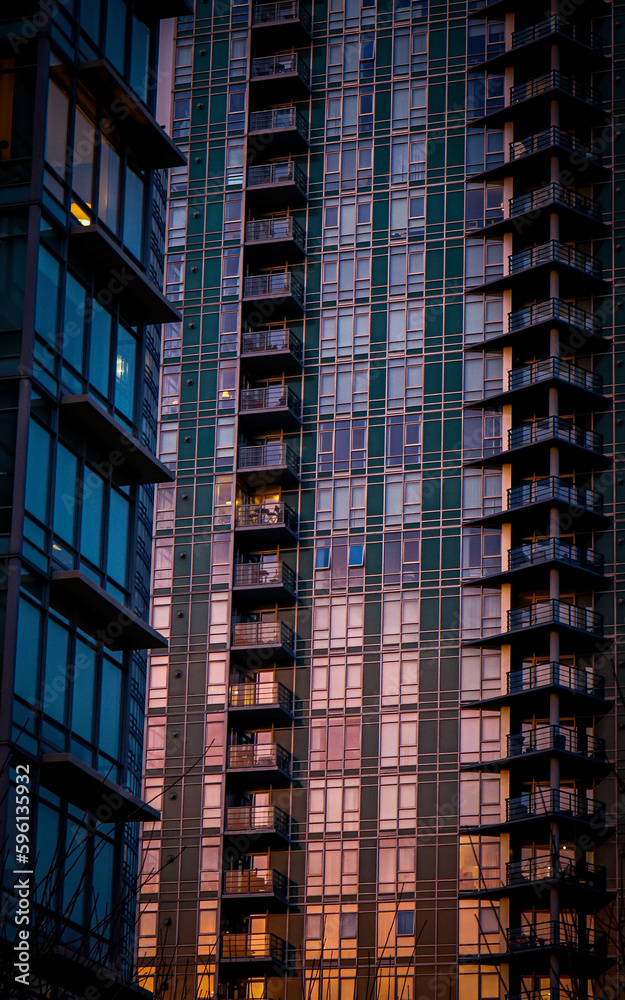 Fototapeta premium apartment building at night