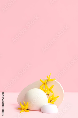 Minimalist easter egg displ...