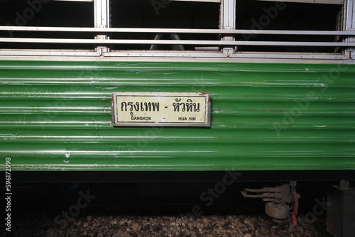 タイ国鉄 緑色の客車と行先表示板