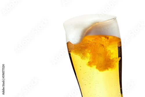 ビールをグラスに注ぐ、泡がグラスから溢れる