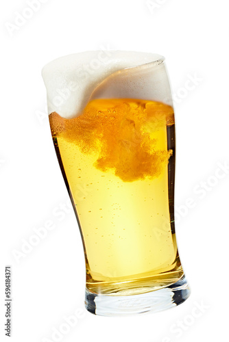 ビールをグラスに注ぐ、泡がグラスから溢れる