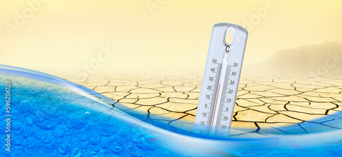 Thermometer im Wasser mit Horizont über Wasser