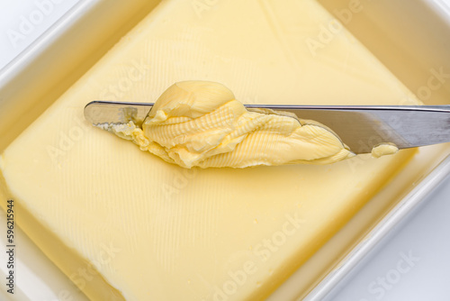 Śmietankowe masło i nóż, smarować kanapki photo