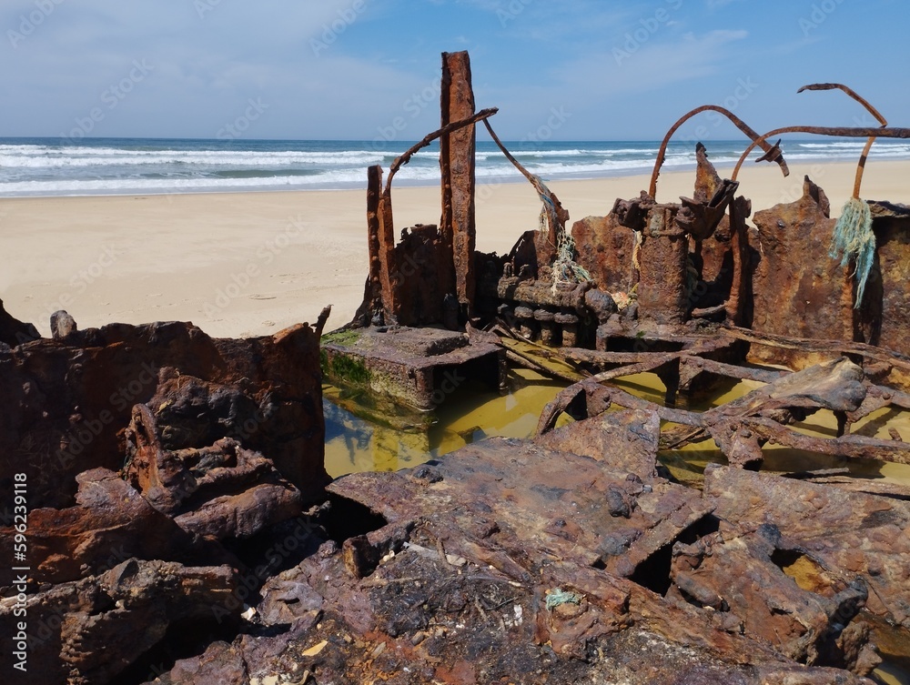 Schiffswrack. Heck mit Maschinenraum von einem verrostetem Schiffswrack auf einem Strand am Atlantik in Frankreich. Detailansicht im Maschinenraum.  