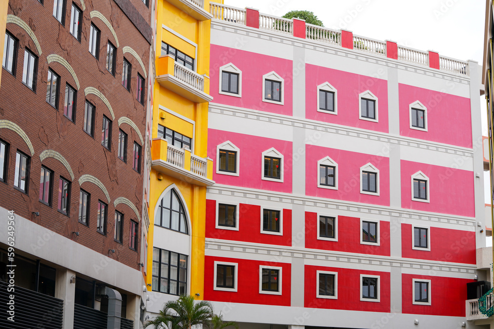 Obraz premium 沖縄北谷アメリカンビレッジのカラフルなアパート