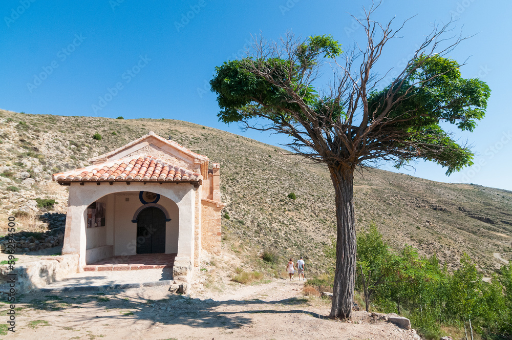 Vista de la ermita del Carmen con árbol y camino en Albarracín, Teruel, Aragón, España.