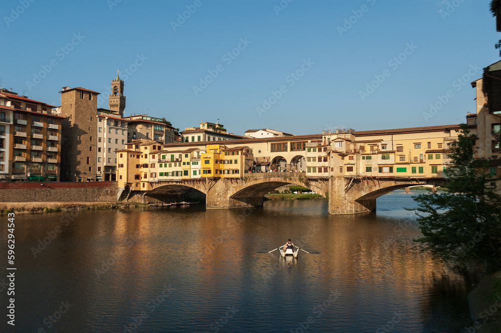 Vista de Florencia, Toscana, Italia con el río Arno y el ponte vecchio.