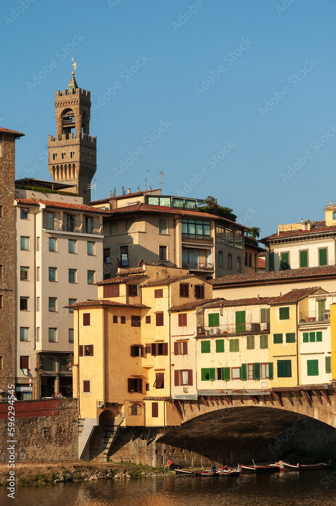 Naklejka premium Vista de Florencia, toscana, italia, con el río arno y el ponte vecchio.