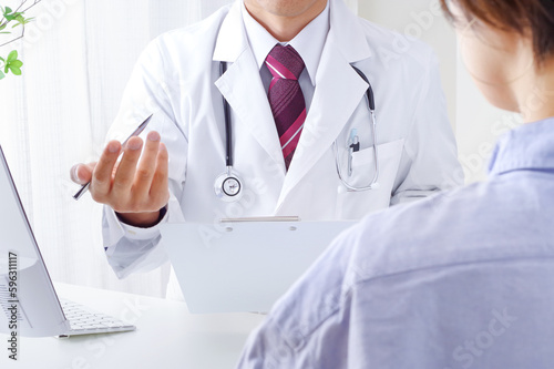 Wallpaper Mural 診察をする男性医師 Torontodigital.ca