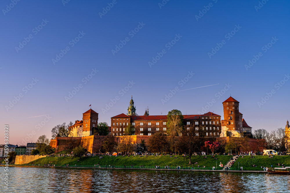 zamek , pałac , zamek królewski , gród , Wawel, Kraków, stare miasto , Wisła , rzeka, statki , statek ,  - obrazy, fototapety, plakaty 