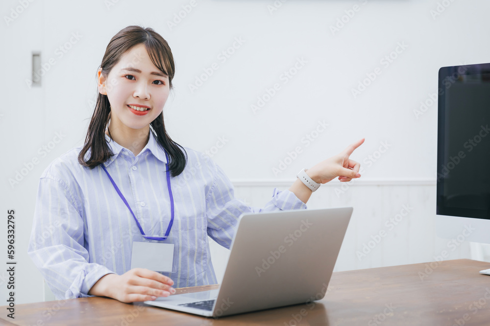 会議でプレゼンするキャリアウーマン
Career woman giving a presentation at a meeting 会議でプレゼンするキャリアウーマン
Career woman giving a presentation at a meeting