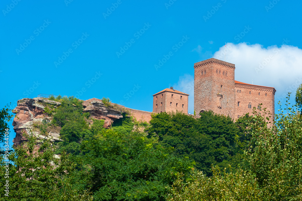 Blick zur Burg Trifels bei Annweiler am Trifels. Region Pfalz im Bundesland Rheinland-Pfalz in Deutschland