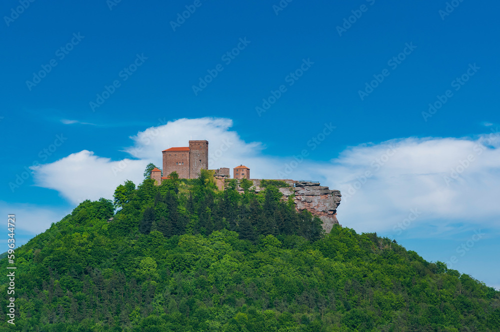 Blick zur Burg Trifels bei Annweiler am Trifels. Region Pfalz im Bundesland Rheinland-Pfalz in Deutschland