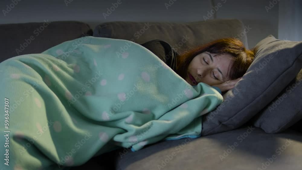 donna che prova a dormire distesa su un divano