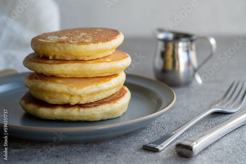 シルバーとグレーの中のホットケーキ