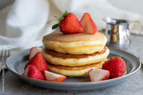 シルバーとグレーの中の赤い苺と黄色いホットケーキ