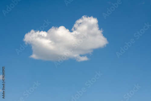 pojedyncza chmura na błękitnym niebie