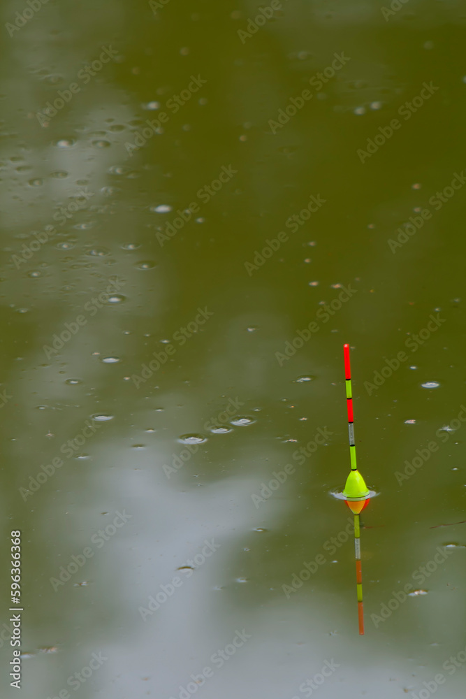 Angelsport-Pose oder Schwimmer im Wasser Angelsport-Pose oder Schwimmer im Wasser