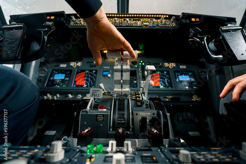 Fotografía An airplane pilot controls the throttle during flight or takeoff View from insid