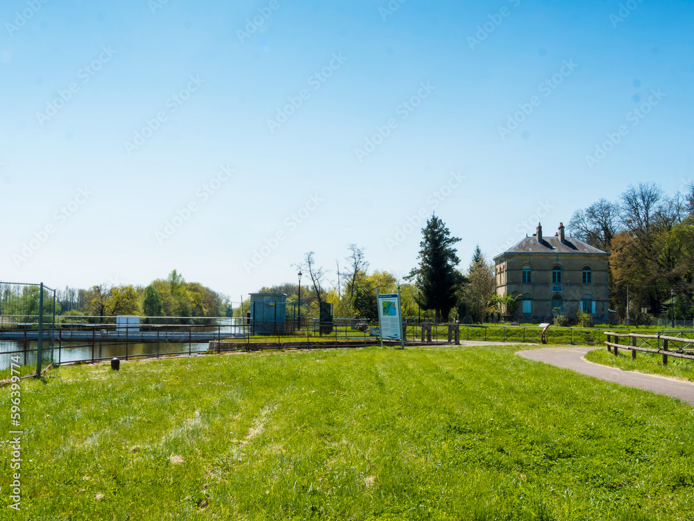 Ecluse ronde des Lorrains à Apremont-sur-Allier, lieu-dit les laurins dans le Cher, Centre-Val de Loire permettant l'accès au canal lattéral à la Loire
Ecluse ronde des Lorrains à Apremont-sur-Allier, lieu-dit les laurins dans le Cher, Centre-Val de Loire permettant l'accès au canal lattéral à la Loire