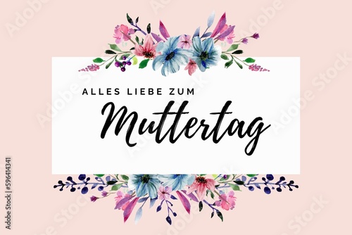 Alles Liebe zum Muttertag Schriftzug mit blauen, pinken und violetten Blumen gezeichnet mit Wasserfarbe auf rosa Hintergrund. Glückwunschkarte. 