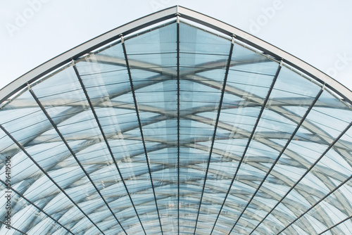 Transparentes Glasfassade einer modernen Architektur