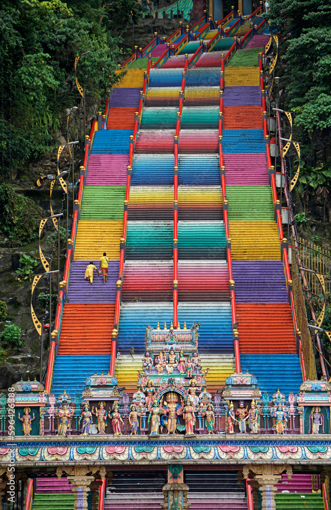 Fototapeta premium colorful hindu temple at the batu caves in kuala lumpur