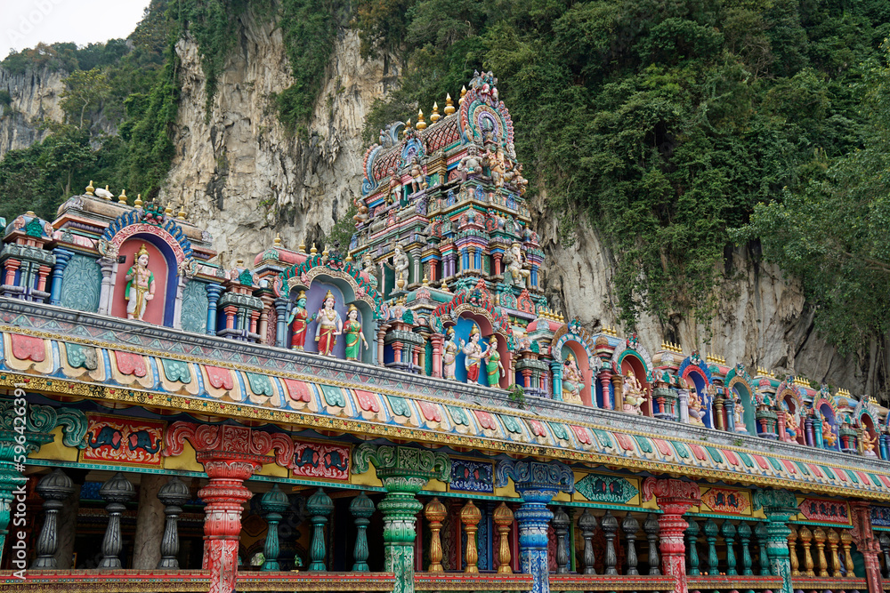 Fototapeta premium colorful hindu temple at the batu caves in kuala lumpur