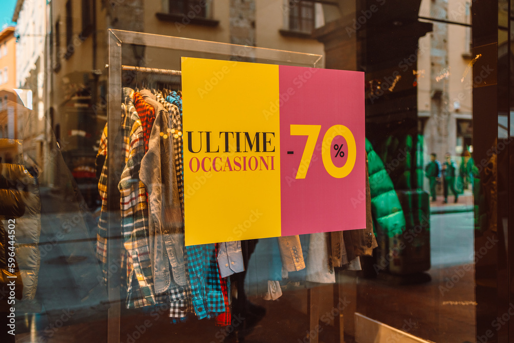 Naklejka premium Picture of shop window display with text Sale on banner poster. High quality photo