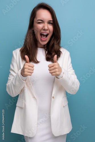 Tableau sur toile smiling young brunette with long hair lady in white dress has a cool idea and wa
