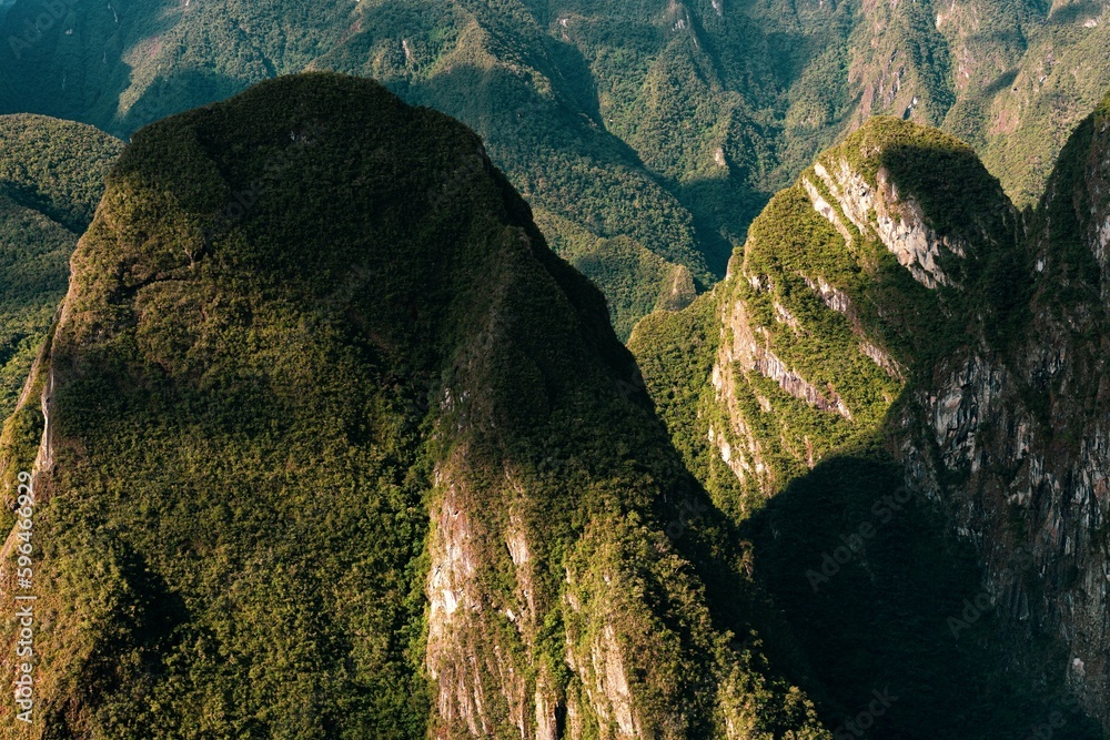 Desde las majestuosas montañas de los Andes hasta las vastas extensiones de la selva amazónica, Perú es un país que cuenta con una geografía impresionante. Nuestras fotografías de stock capturan la be