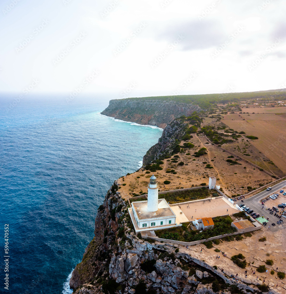 Faro de la Mola y el mar Mediterráneo en Formentera, Islas Baleares, España