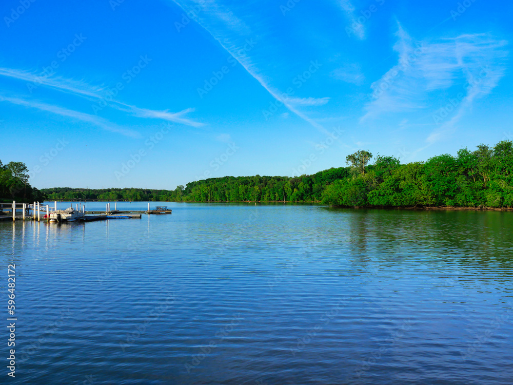Lake Wylie, Gaston county, North Carolina on sunny a spring afternoon wit a beautiful blue sky. - obrazy, fototapety, plakaty 