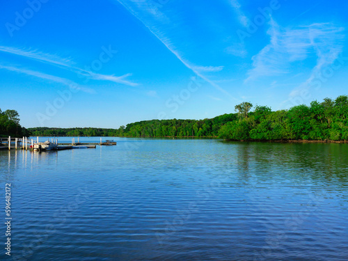 Foto Lake Wylie, Gaston county, North Carolina on sunny a spring afternoon wit a beautiful blue sky