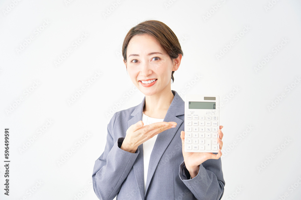 電卓を持つビジネスウーマン　白背景