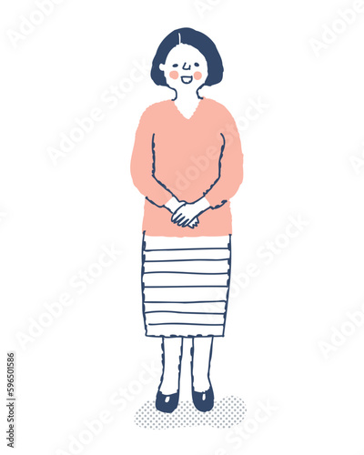 手を組んで立っている笑顔の女性