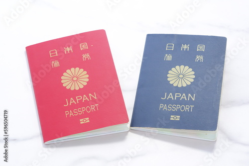 日本国のパスポート（一般旅券10年用赤色と一般旅券5年用紺色）