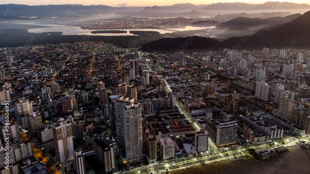 Obraz premium amanhecendo na bela praia grande 