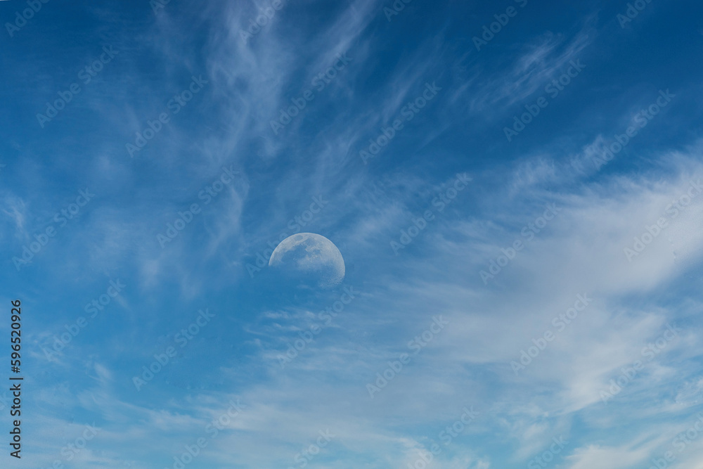 青空を背景に、うっすらと見える昼間の月 青空を背景に、うっすらと見える昼間の月