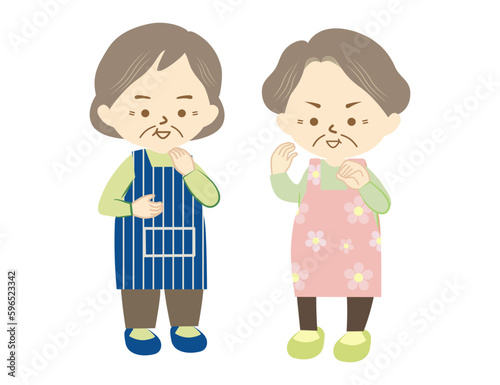 エプロンをつけたシニアの女性二人が笑顔で会話をする様子②