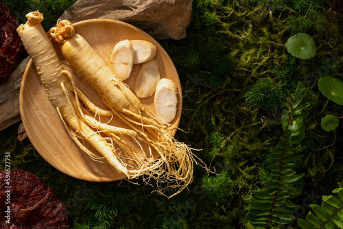 Cuadro en lienzo Ginseng and ginseng slices are arranged on wooden dish